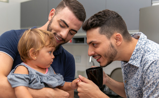 זוג גברים עם ילדה  (צילום: Bernardo Emanuelle, Shutterstock)