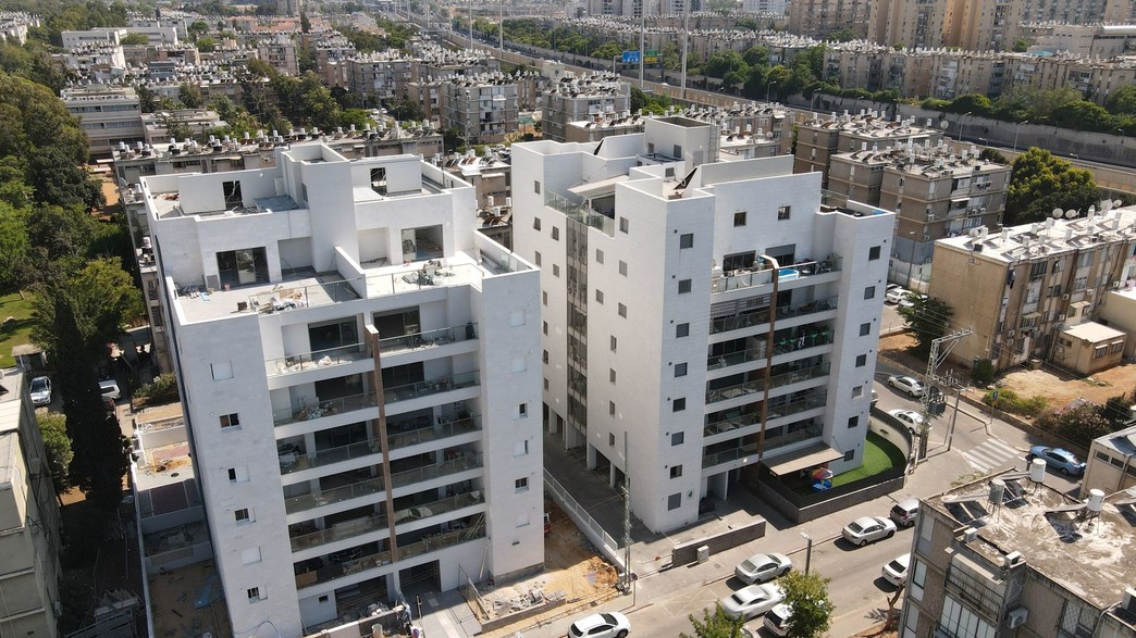 הבניין הימיני הוגש ב-2016 ללא רישוי זמין