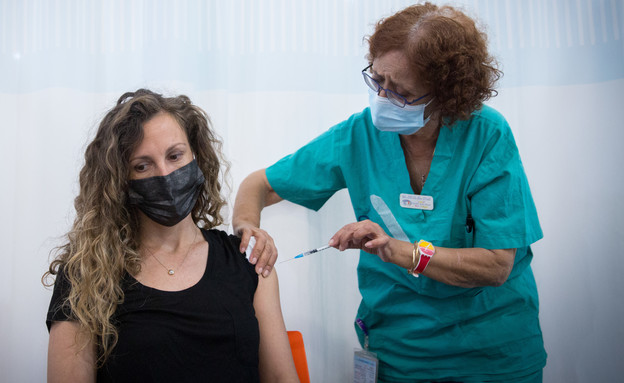 חברת צוות בשיבא מקבלת את מנת החיסון השנייה (צילום: מרים אלסטר, פלאש 90) חברת צוות בשיבא מקבלת את מנת החיסון השנייה (צילום: מרים אלסטר, פלאש 90)