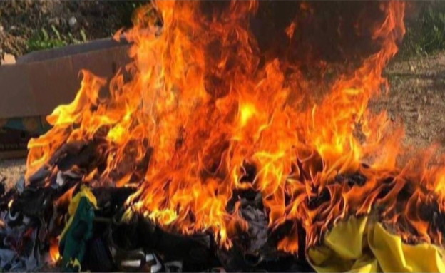 דגל גולני שהועלה באש (צילום: חדשות 12)