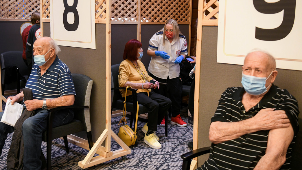 קשישים מקבלים חיסון בבית האבות מגדלי הים התיכון קשישים מקבלים חיסון בבית האבות מגדלי הים התיכון