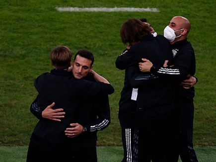 סקאלוני והצוות חוגגים (getty)