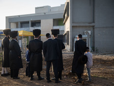 חרדים צופים באתר נפילת רקטה שנורה מעזה בקרית גת