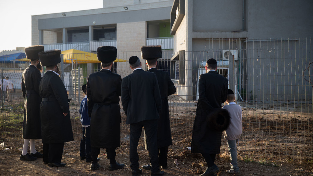 חרדים צופים באתר נפילת רקטה שנורה מעזה בקרית גת (צילום: הדס פרוש, פלאש/90 )