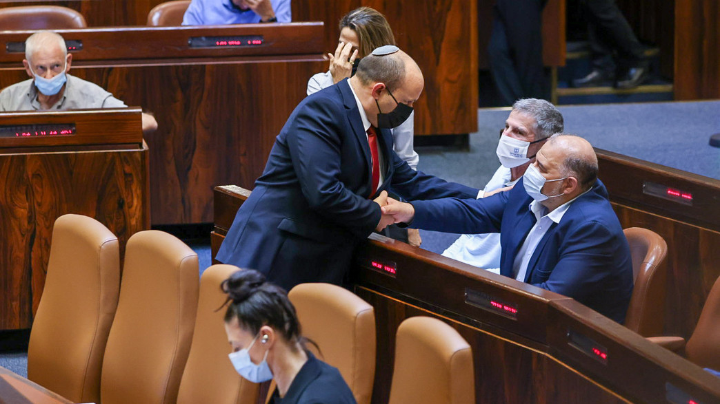 ראש הממשלה נפתלי בנט עם מנסור עבאס במליאת הכנסת 