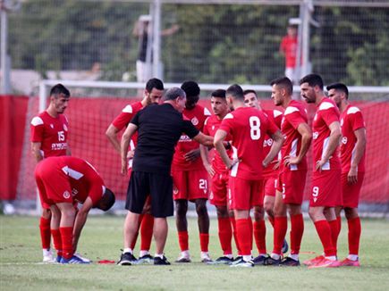 קלינגר מתדרך את שחקניו (הפועל ת"א, רשמי)