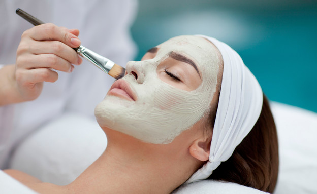 אישה עושה טיפול פנים אצל קוסמטיקאית ומורחת מסיכה (צילום: denizo71, 123RF‏)
