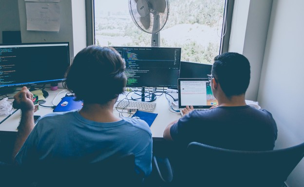 שני גברים מול מחשב במשרד (צילום: Alvaro Reyes | @alvarordesign, unsplash)