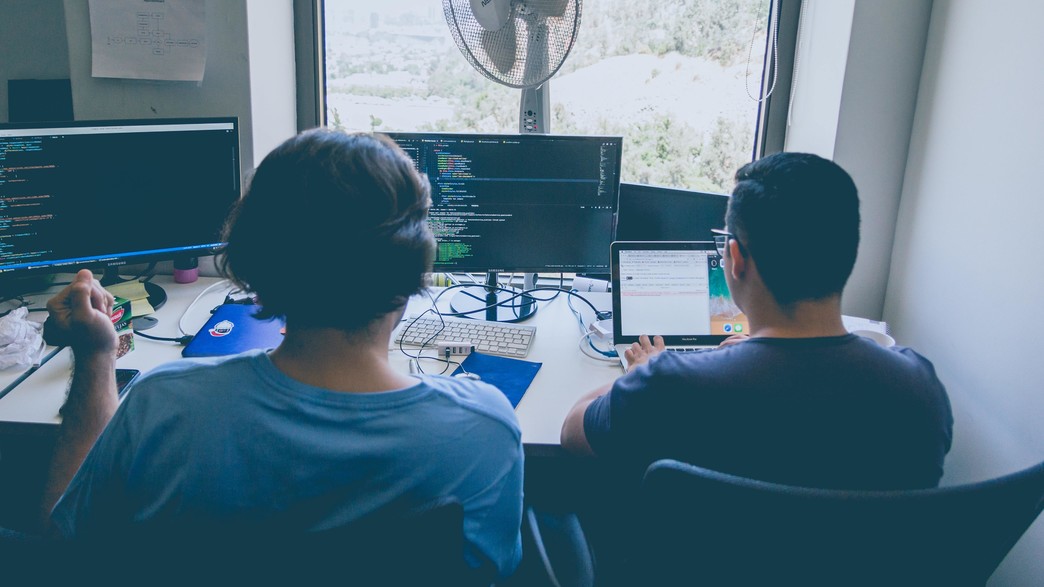 שני גברים מול מחשב במשרד