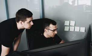 שני גברים מול מחשב במשרד (צילום: Maxim Tolchinskiy | @shaikhulud, unsplash)