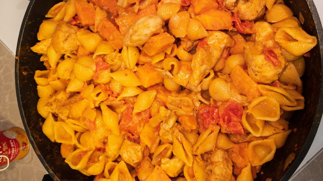 פסטה עם עוף ובטטות בסיר אחד