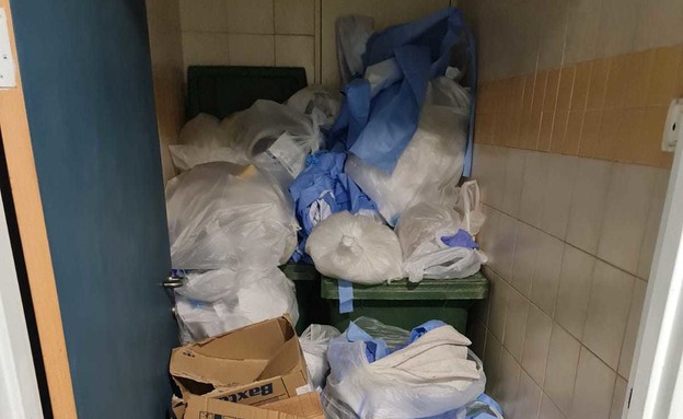 שקיות זבל נערמות במסדרונות המרכז הרפואי גליל בנהריה
