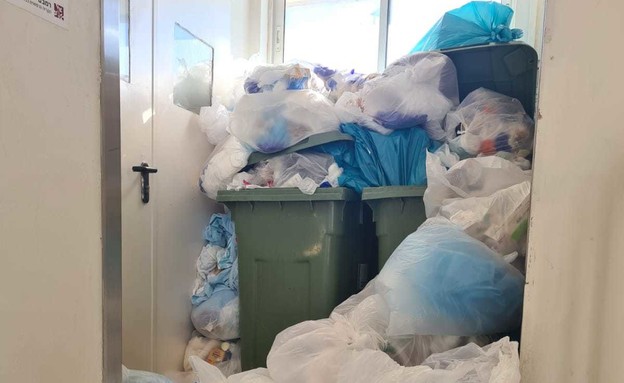 שקיות זבל נערמות במסדרונות בית החולים רמב"ם בחיפה
