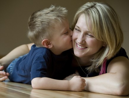 ילד מנשק את אמא שלו (צילום: אימג'בנק / Thinkstock)