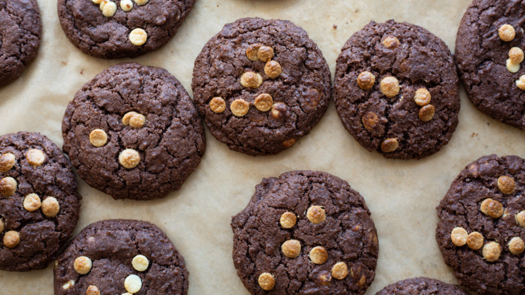 עוגיות שוקולד ושוקולד צ‘יפס לבן