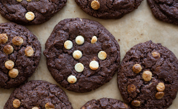 עוגיות שוקולד ושוקולד צ‘יפס לבן מקרוב