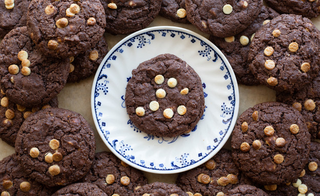 עוגיות שוקולד ושוקולד צ‘יפס לבן - על צלחת