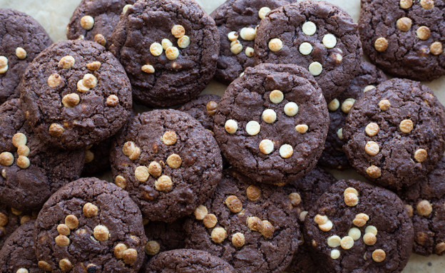 עוגיות שוקולד ושוקולד צ‘יפס לבן - ערימה