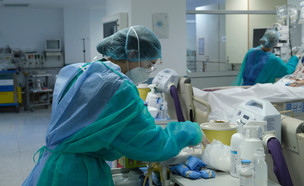 מחלקת טיפול נמרץ קורונה, יוון, מאי 2021 (צילום:  Alexandros Michailidis / Shutterstock.com)