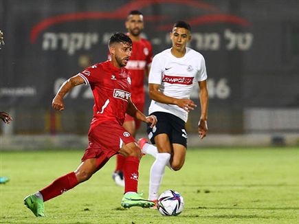 מיכה מתרגל לאדום (לירון מולדובן)