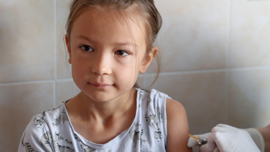 ילדה מקבלת חיסון במרפאה בקייב, אוקראינה ילדה מקבלת חיסון במרפאה בקייב, אוקראינה