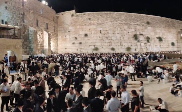 ערב ט' באב, אלפי מתפללים ברחבת הכותל (צילום: אלרון זבטני/TPS)