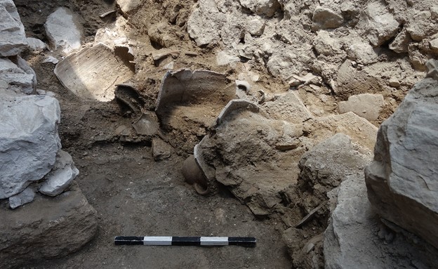 שברי הכלים שהתגלו בשטח (צילום: אורטל כלף, רשות העתיקות)