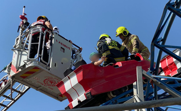 חילוץ ילדים שנתקעו ברכבת הרים בבני ברק (צילום: כבאות מחוז דן)