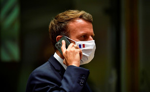 נשיא צרפת עמנואל מקרון משוחח בטלפון הנייד שלו (צילום: רויטרס)