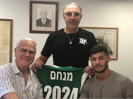 מנחם, שחר והסוכן ג'קי דהן (באדיבות מכבי חיפה)