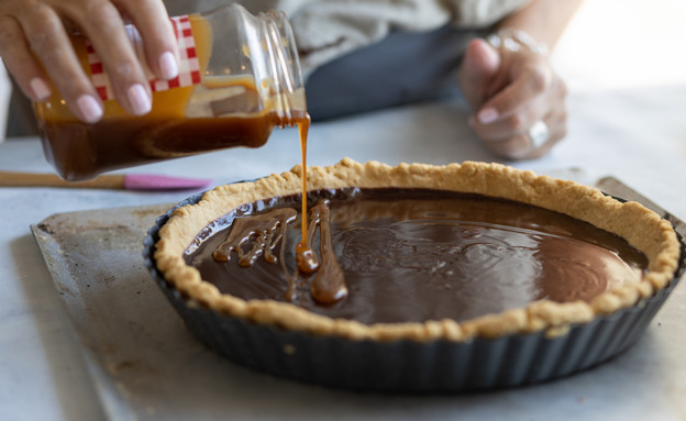 פאי שוקולד וקרמל מלוח - שופכים את הקרמל פאי שוקולד וקרמל מלוח - שופכים את הקרמל