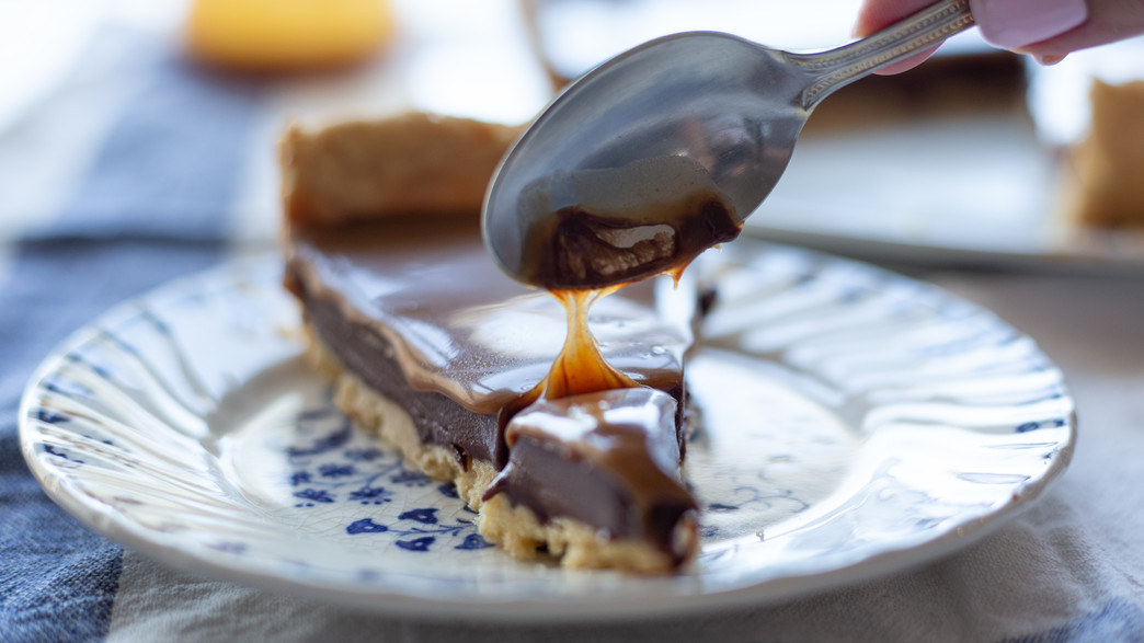 פאי שוקולד וקרמל מלוח - מתחילים לתת עבודה