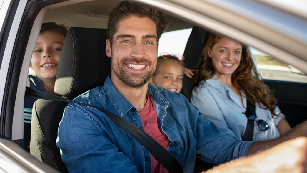 משפחה באוטו משפחה באוטו
