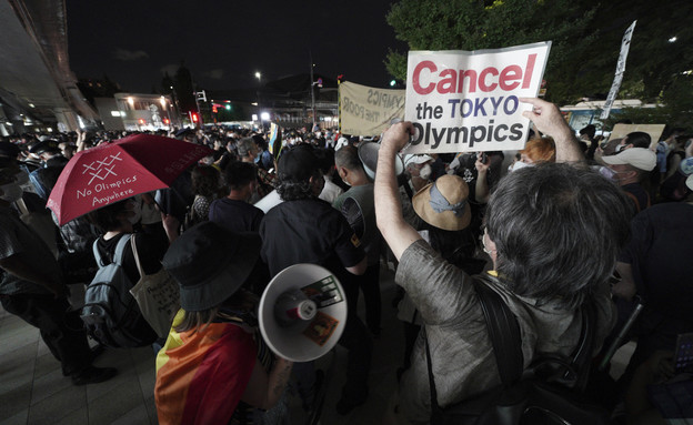 תושבי טוקיו מפגינים נגד קיום המשחקים (צילום: AP)