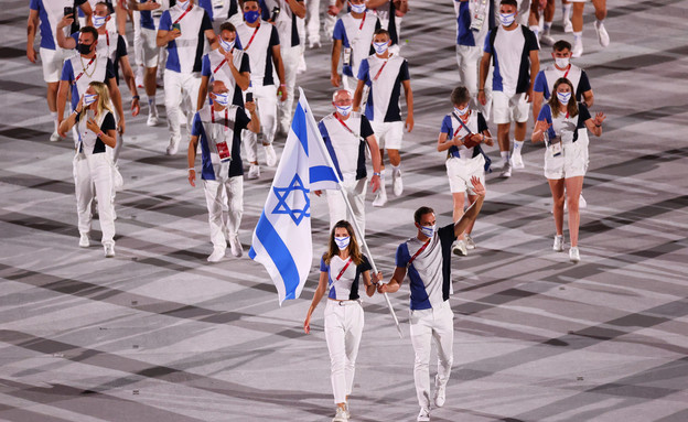 המשלחת הישראלית נכנסה לאצטדיון עם נושאי הדגל יעקב  (צילום: רויטרס)