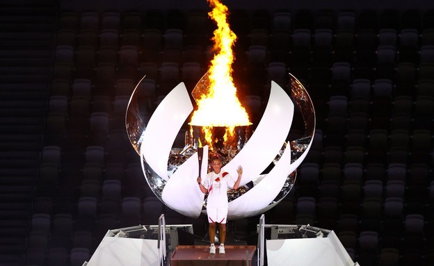 נאומי אוסקה מדליקה את הלפיד האולימפי בטקס הפתיחה (צילום: רויטרס)