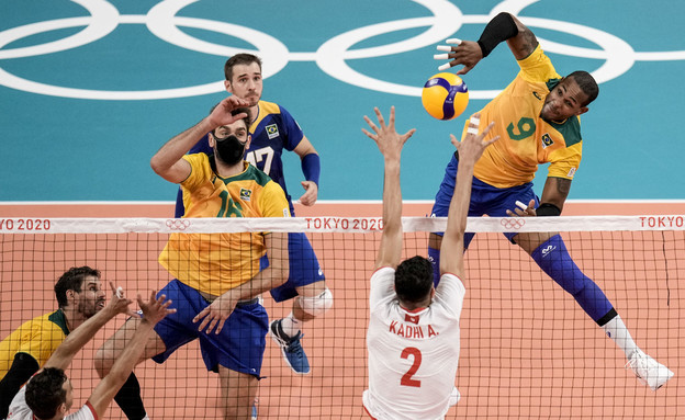 נבחרת ברזיל מנצחת את נבחרת תוניסיה בכדורעף (צילום: ap)