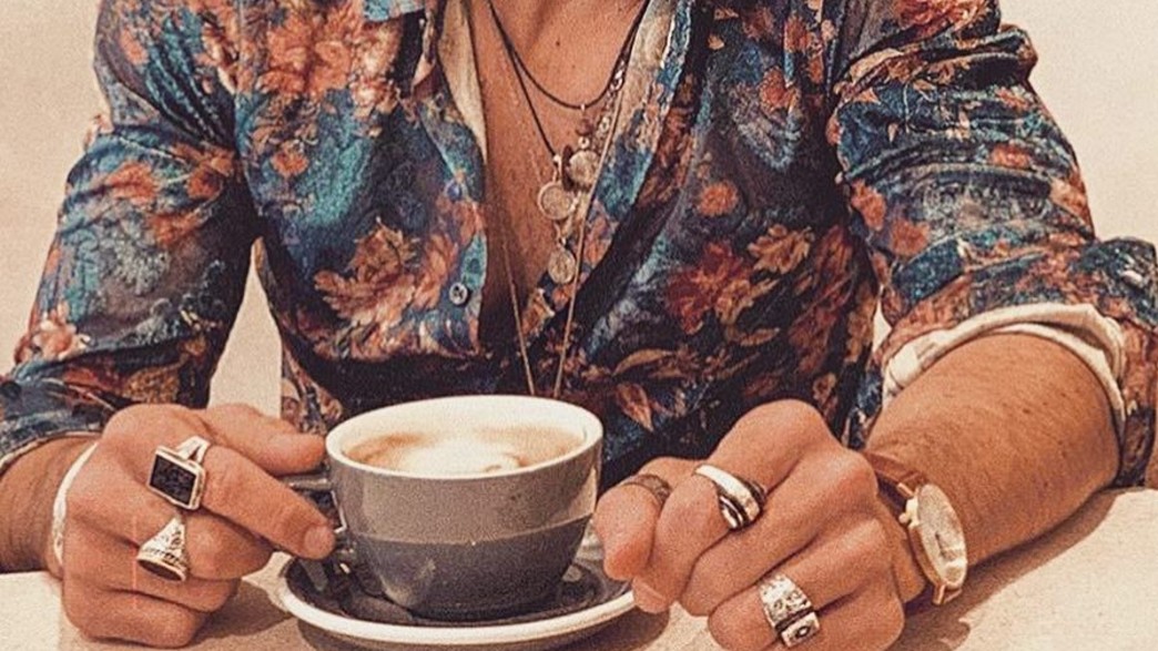 גברים וקפה גבר שותה קפה (צילום: מתוך instagram)
