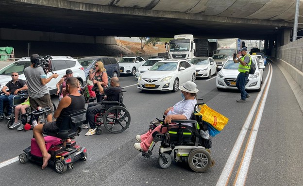 כביש איילון במחלף ארלוזורוב נחסם על ידי מחאת הנכים (צילום: דוברות קבוצת מחאת הנכים)