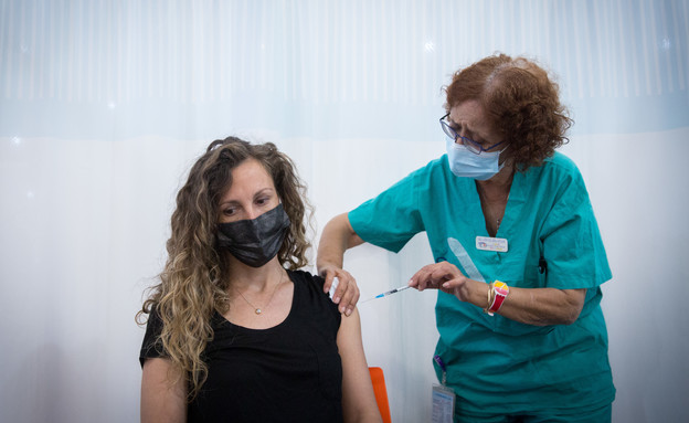 חברת צוות בשיבא מקבלת את מנת החיסון השנייה (צילום: מרים אלסטר, פלאש/90 )