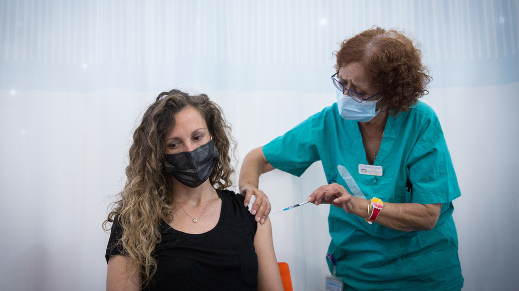 חברת צוות בשיבא מקבלת את מנת החיסון השנייה (צילום: מרים אלסטר, פלאש/90 )