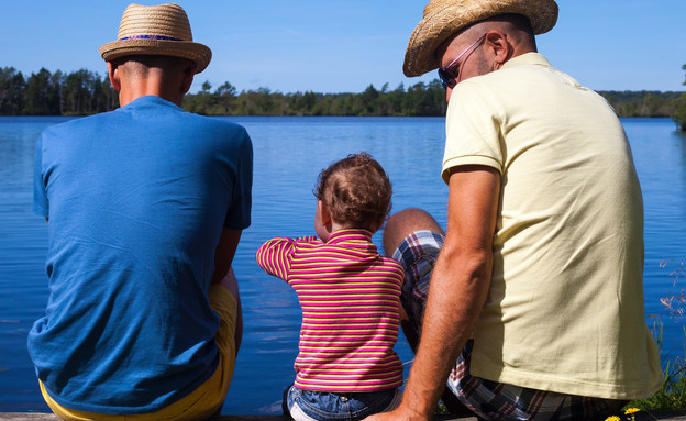 זוג גברים עם ילד (צילום: gali estrange, Shutterstock)