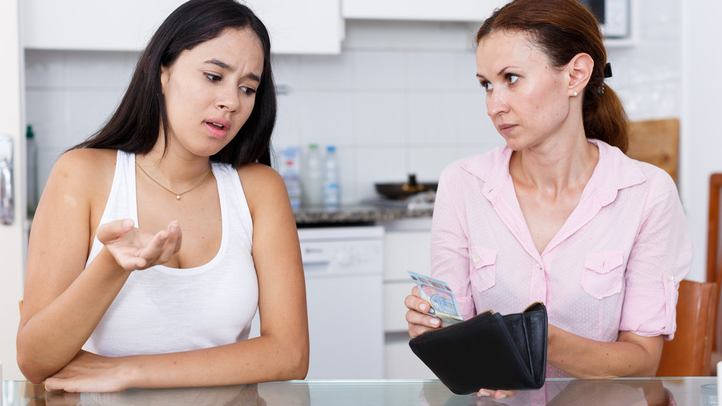 ילדה מבקשת כסף מאמה