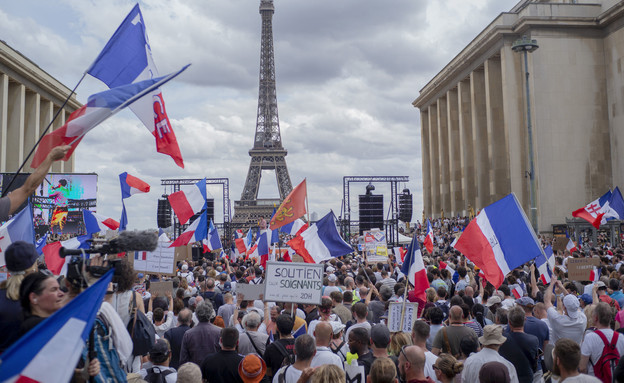 הפגנות בצרפת על רקע הקורונה (צילום: AP)