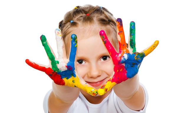 2 אקסטרה הורים יולי 2021 - ילד עם צבע על הידיים