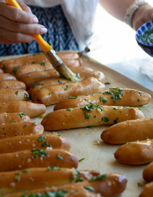 מקלות לחם שום רכים - שלב ההברשה (צילום: נופר צור, mako אוכל)