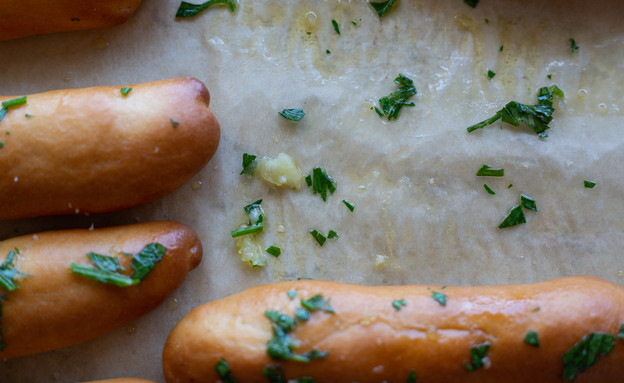 מקלות לחם שום רכים - החתיכה החסרה