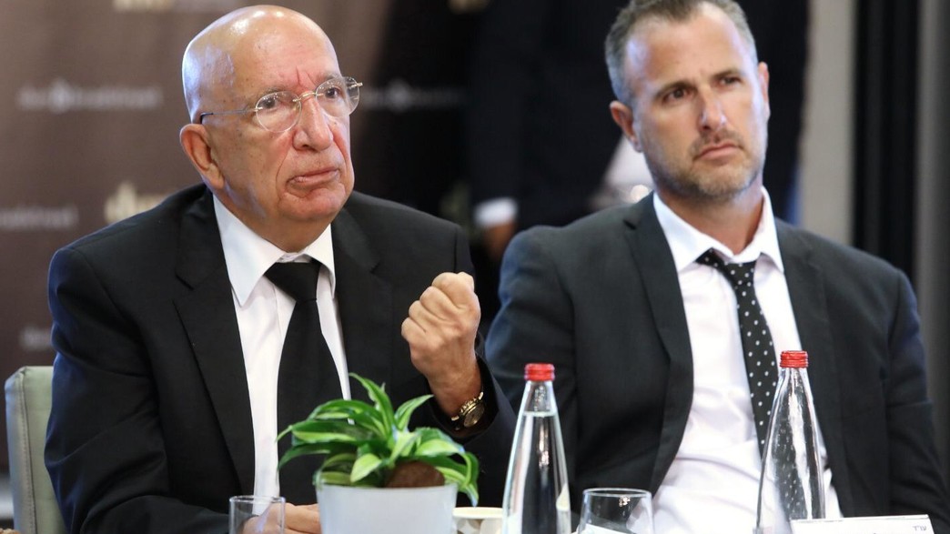 עו"ד ששי גז בפורום duns 100 עו"ד ששי גז בפורום duns 100