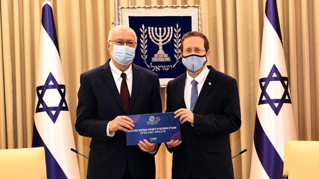 הנשיא הרצוג מקבל את דוח המכון למחקרי ביטחון לאומי הנשיא הרצוג מקבל את דוח המכון למחקרי ביטחון לאומי