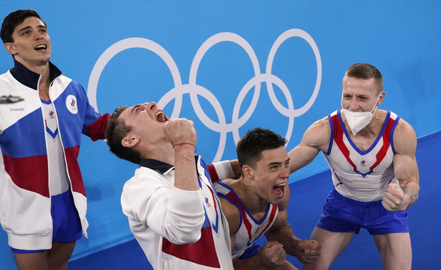 המתעמלים מרוסיה חוגגים את הניצחון במדליית זהב (צילום: AP)